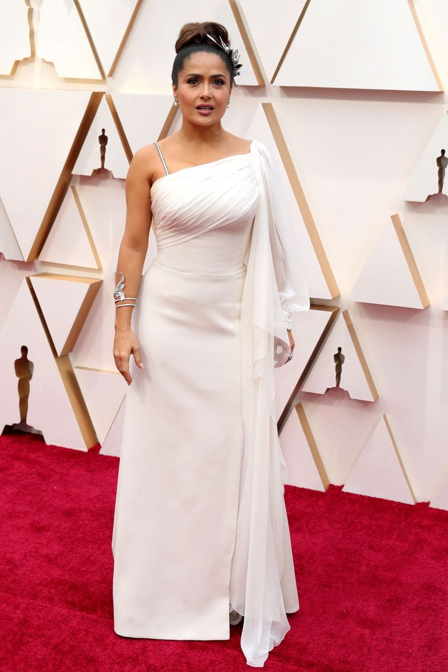 Las lentejuelas, los terciopelos, los tules, las pajaritas, los blancos, los negros, los dorados y los rojos han sido los protagonistas de los mejores looks de la 92ª edición de la alfombra roja de los Oscar. Una ‘red carpet’ en la que ellas, con vestidos menos estridentes que en años anteriores; y ellos, fieles al ‘smoking’, han acaparado los flashes de los cientos de medios de comunicación que se han acercado a Los Ángeles