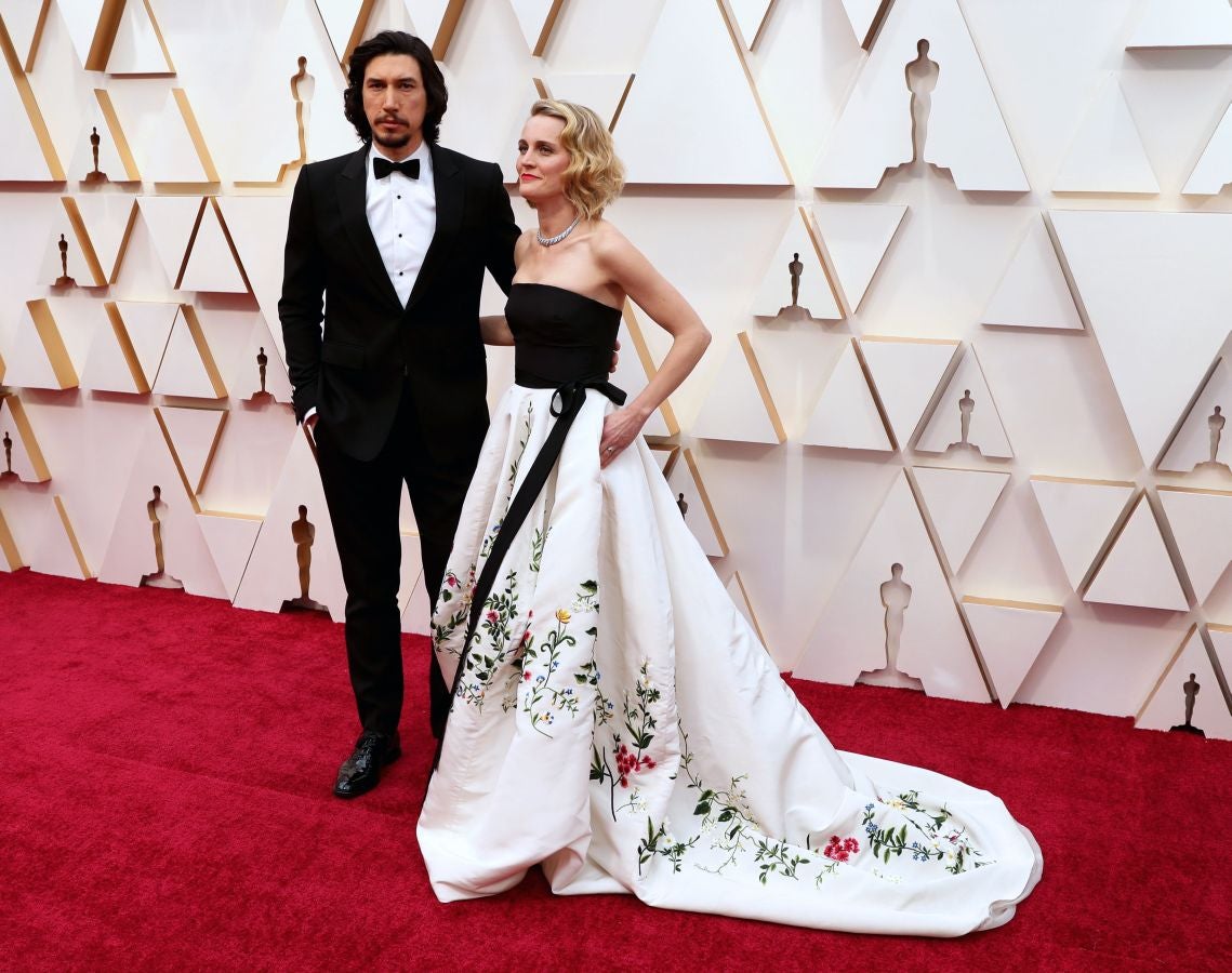 Las lentejuelas, los terciopelos, los tules, las pajaritas, los blancos, los negros, los dorados y los rojos han sido los protagonistas de los mejores looks de la 92ª edición de la alfombra roja de los Oscar. Una ‘red carpet’ en la que ellas, con vestidos menos estridentes que en años anteriores; y ellos, fieles al ‘smoking’, han acaparado los flashes de los cientos de medios de comunicación que se han acercado a Los Ángeles