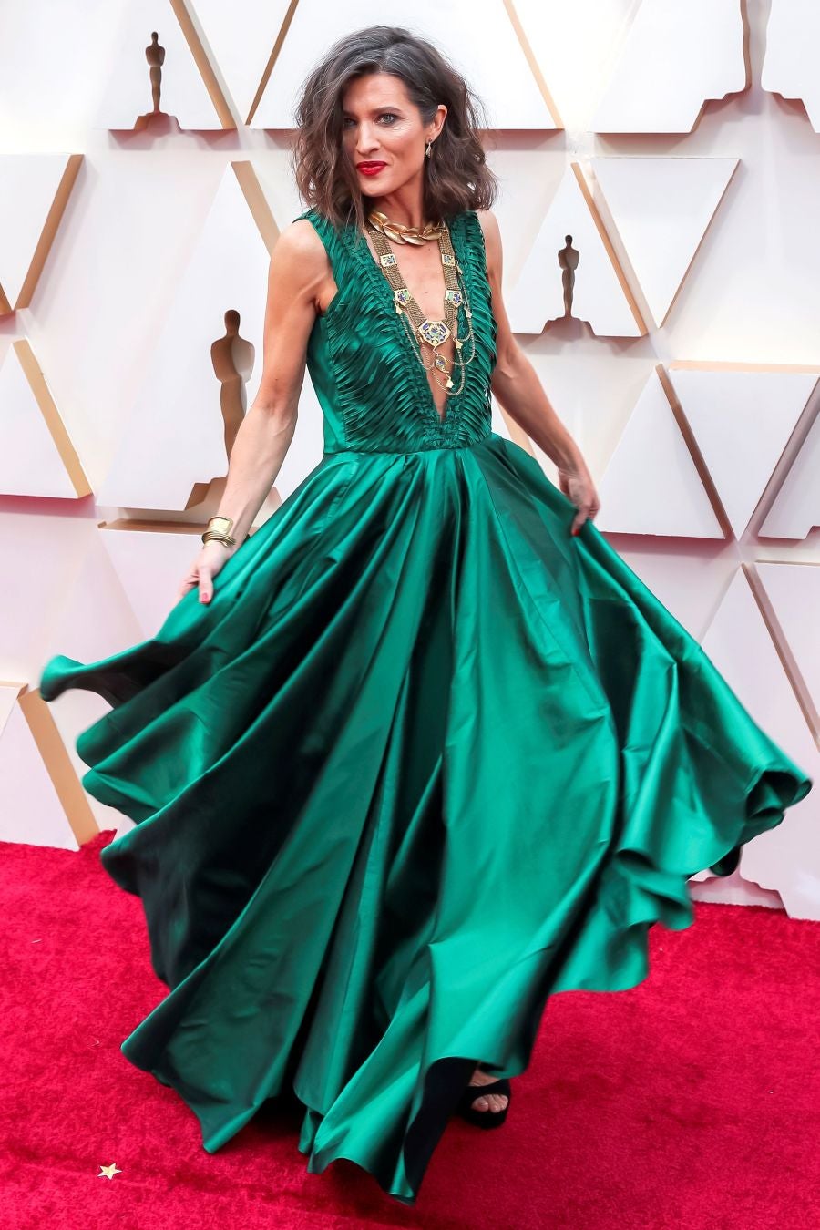 Las lentejuelas, los terciopelos, los tules, las pajaritas, los blancos, los negros, los dorados y los rojos han sido los protagonistas de los mejores looks de la 92ª edición de la alfombra roja de los Oscar. Una ‘red carpet’ en la que ellas, con vestidos menos estridentes que en años anteriores; y ellos, fieles al ‘smoking’, han acaparado los flashes de los cientos de medios de comunicación que se han acercado a Los Ángeles