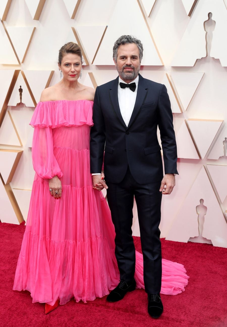 Las lentejuelas, los terciopelos, los tules, las pajaritas, los blancos, los negros, los dorados y los rojos han sido los protagonistas de los mejores looks de la 92ª edición de la alfombra roja de los Oscar. Una ‘red carpet’ en la que ellas, con vestidos menos estridentes que en años anteriores; y ellos, fieles al ‘smoking’, han acaparado los flashes de los cientos de medios de comunicación que se han acercado a Los Ángeles