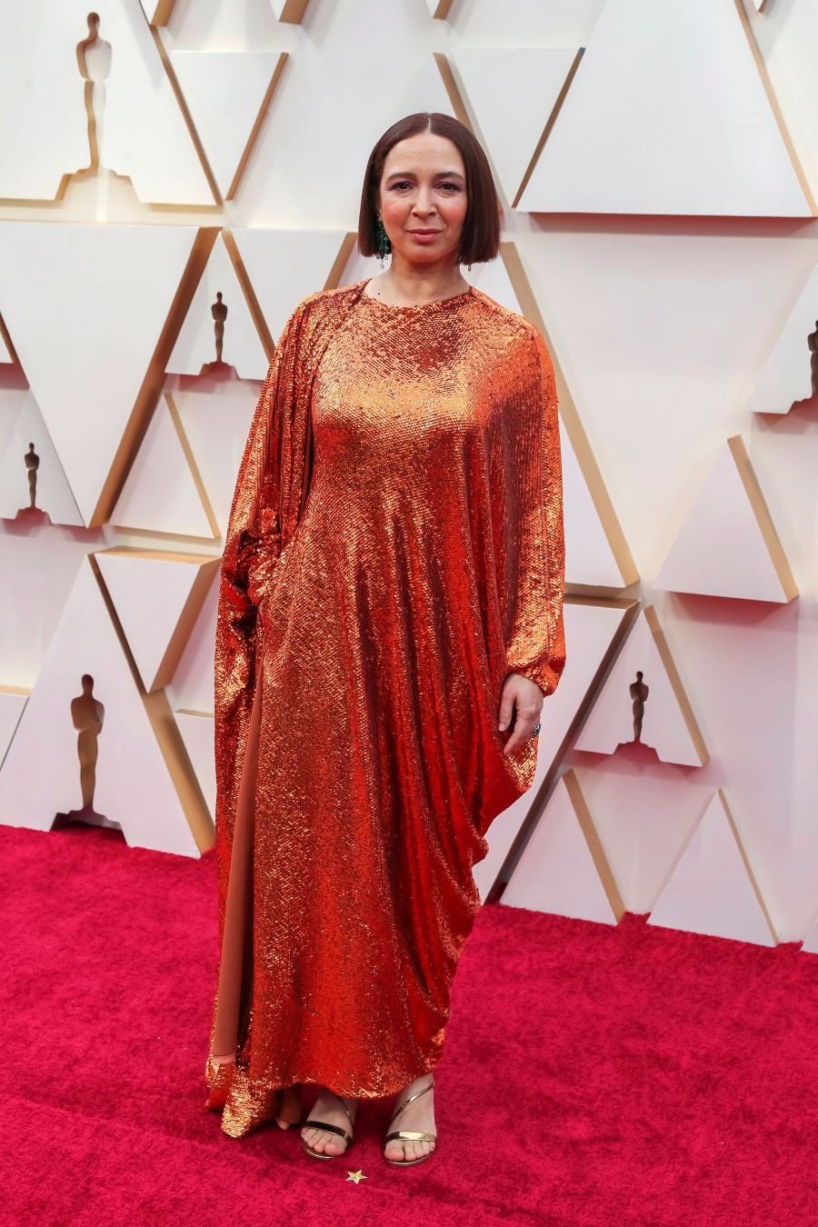 Las lentejuelas, los terciopelos, los tules, las pajaritas, los blancos, los negros, los dorados y los rojos han sido los protagonistas de los mejores looks de la 92ª edición de la alfombra roja de los Oscar. Una ‘red carpet’ en la que ellas, con vestidos menos estridentes que en años anteriores; y ellos, fieles al ‘smoking’, han acaparado los flashes de los cientos de medios de comunicación que se han acercado a Los Ángeles