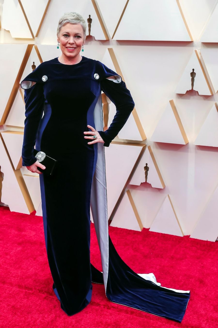 Las lentejuelas, los terciopelos, los tules, las pajaritas, los blancos, los negros, los dorados y los rojos han sido los protagonistas de los mejores looks de la 92ª edición de la alfombra roja de los Oscar. Una ‘red carpet’ en la que ellas, con vestidos menos estridentes que en años anteriores; y ellos, fieles al ‘smoking’, han acaparado los flashes de los cientos de medios de comunicación que se han acercado a Los Ángeles