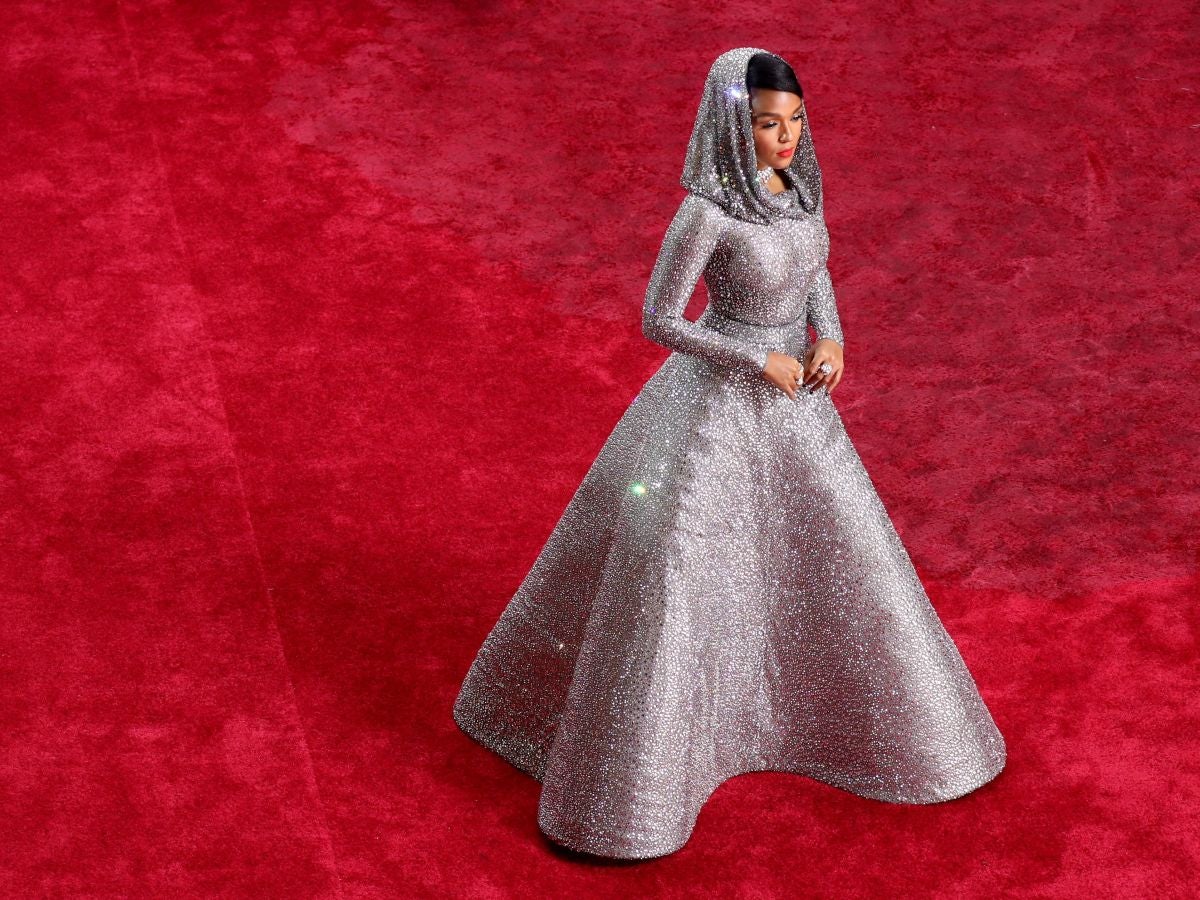 Las lentejuelas, los terciopelos, los tules, las pajaritas, los blancos, los negros, los dorados y los rojos han sido los protagonistas de los mejores looks de la 92ª edición de la alfombra roja de los Oscar. Una ‘red carpet’ en la que ellas, con vestidos menos estridentes que en años anteriores; y ellos, fieles al ‘smoking’, han acaparado los flashes de los cientos de medios de comunicación que se han acercado a Los Ángeles