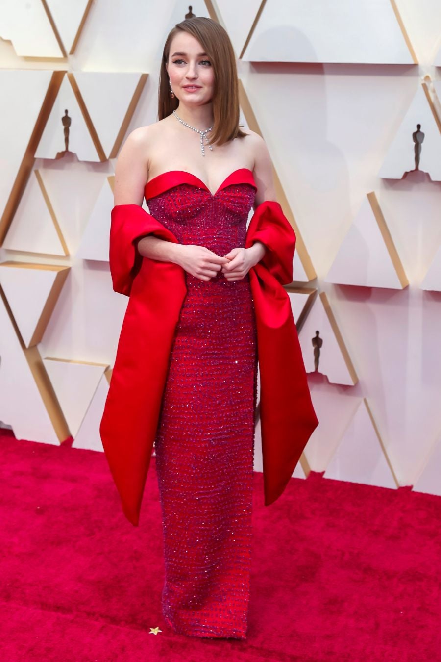 Las lentejuelas, los terciopelos, los tules, las pajaritas, los blancos, los negros, los dorados y los rojos han sido los protagonistas de los mejores looks de la 92ª edición de la alfombra roja de los Oscar. Una ‘red carpet’ en la que ellas, con vestidos menos estridentes que en años anteriores; y ellos, fieles al ‘smoking’, han acaparado los flashes de los cientos de medios de comunicación que se han acercado a Los Ángeles