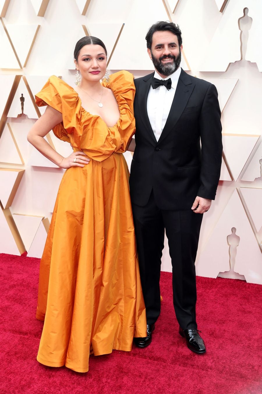 Las lentejuelas, los terciopelos, los tules, las pajaritas, los blancos, los negros, los dorados y los rojos han sido los protagonistas de los mejores looks de la 92ª edición de la alfombra roja de los Oscar. Una ‘red carpet’ en la que ellas, con vestidos menos estridentes que en años anteriores; y ellos, fieles al ‘smoking’, han acaparado los flashes de los cientos de medios de comunicación que se han acercado a Los Ángeles