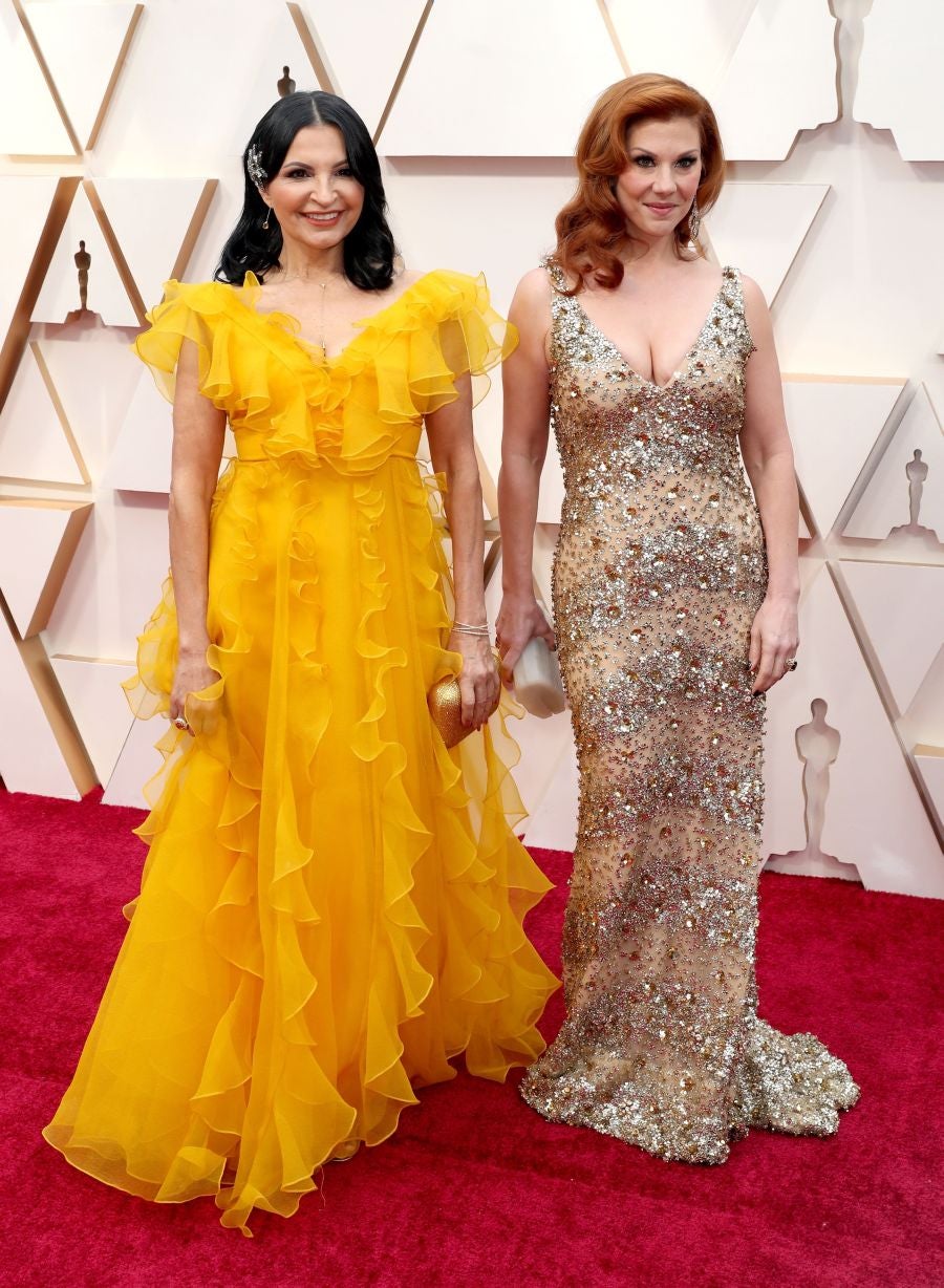 Las lentejuelas, los terciopelos, los tules, las pajaritas, los blancos, los negros, los dorados y los rojos han sido los protagonistas de los mejores looks de la 92ª edición de la alfombra roja de los Oscar. Una ‘red carpet’ en la que ellas, con vestidos menos estridentes que en años anteriores; y ellos, fieles al ‘smoking’, han acaparado los flashes de los cientos de medios de comunicación que se han acercado a Los Ángeles