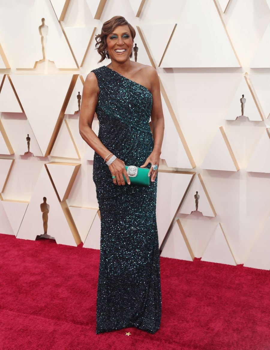 Las lentejuelas, los terciopelos, los tules, las pajaritas, los blancos, los negros, los dorados y los rojos han sido los protagonistas de los mejores looks de la 92ª edición de la alfombra roja de los Oscar. Una ‘red carpet’ en la que ellas, con vestidos menos estridentes que en años anteriores; y ellos, fieles al ‘smoking’, han acaparado los flashes de los cientos de medios de comunicación que se han acercado a Los Ángeles