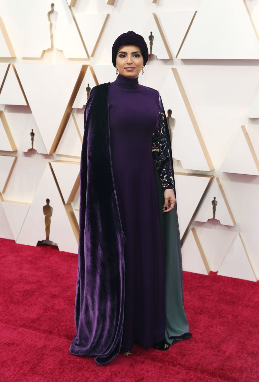 Las lentejuelas, los terciopelos, los tules, las pajaritas, los blancos, los negros, los dorados y los rojos han sido los protagonistas de los mejores looks de la 92ª edición de la alfombra roja de los Oscar. Una ‘red carpet’ en la que ellas, con vestidos menos estridentes que en años anteriores; y ellos, fieles al ‘smoking’, han acaparado los flashes de los cientos de medios de comunicación que se han acercado a Los Ángeles