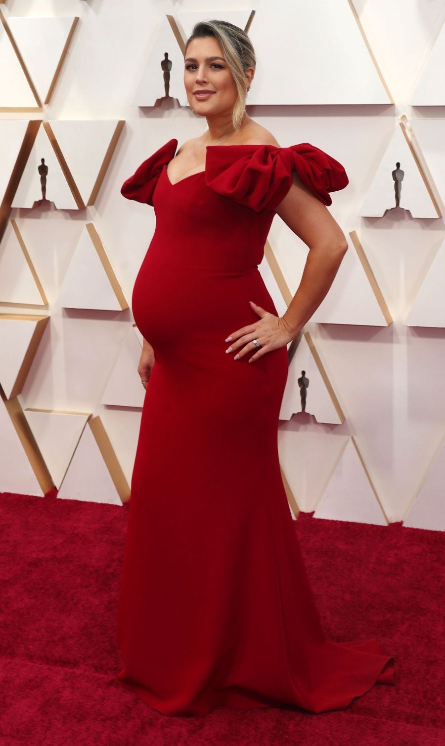 Las lentejuelas, los terciopelos, los tules, las pajaritas, los blancos, los negros, los dorados y los rojos han sido los protagonistas de los mejores looks de la 92ª edición de la alfombra roja de los Oscar. Una ‘red carpet’ en la que ellas, con vestidos menos estridentes que en años anteriores; y ellos, fieles al ‘smoking’, han acaparado los flashes de los cientos de medios de comunicación que se han acercado a Los Ángeles