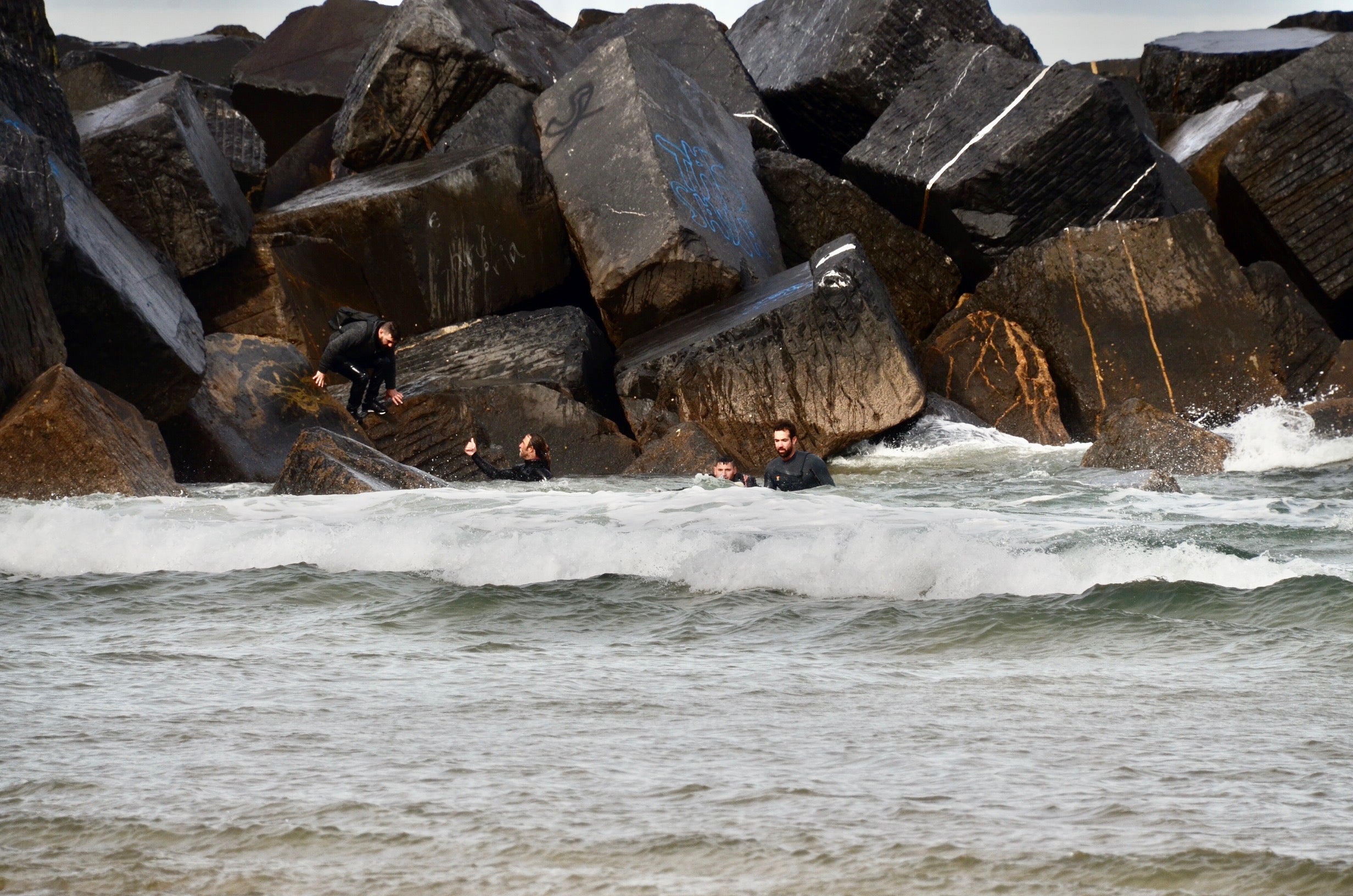 Imagen secundaria 2 - Temporal en Gipuzkoa: «Si una ola les llega a golpear fuerte hubiese sido una desgracia»