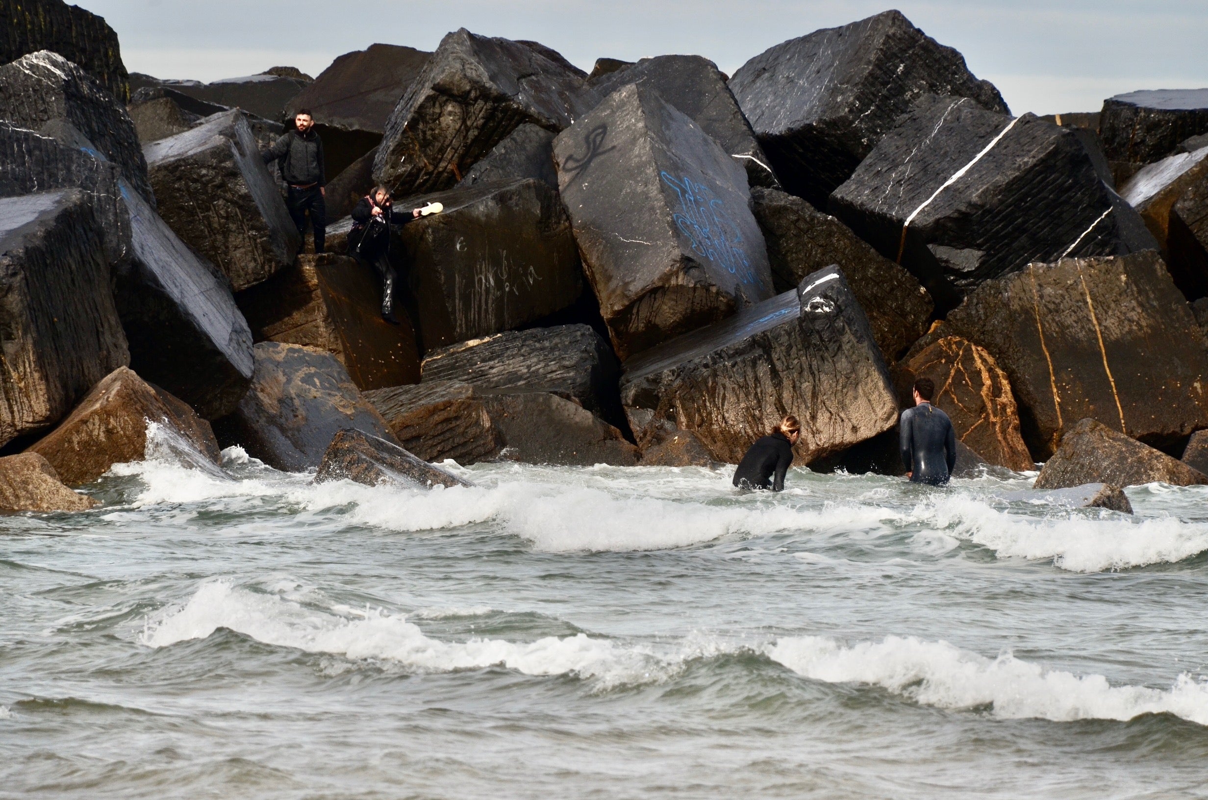 Imagen secundaria 1 - Temporal en Gipuzkoa: «Si una ola les llega a golpear fuerte hubiese sido una desgracia»