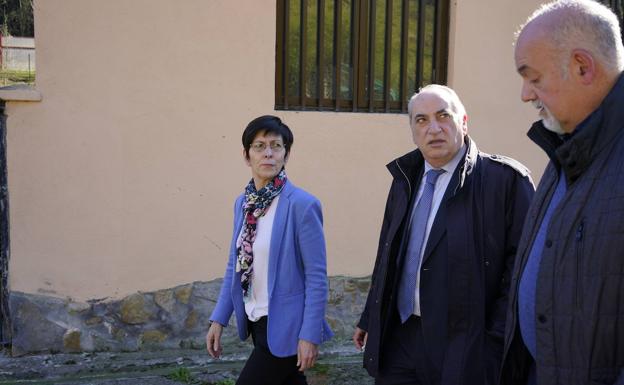 Estefania Beltrán de Heredia y Iñaki Arriola con el alcalde de Zaldibar se ha reunido con los familiares desaparecidos en el vertedero de Zaldibar.