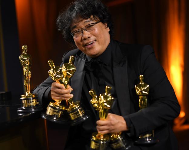 Bong Joon-ho, cuya película logró cuatro de los seis premios a los que optaba, bromeó posando con seis estatuillas al final de la ceremonia.