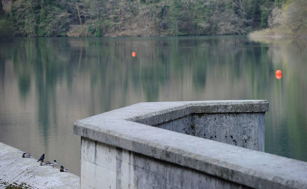 Eibar y Ermua se abastecen del embalse de Aixola, más próximo al vertedero.