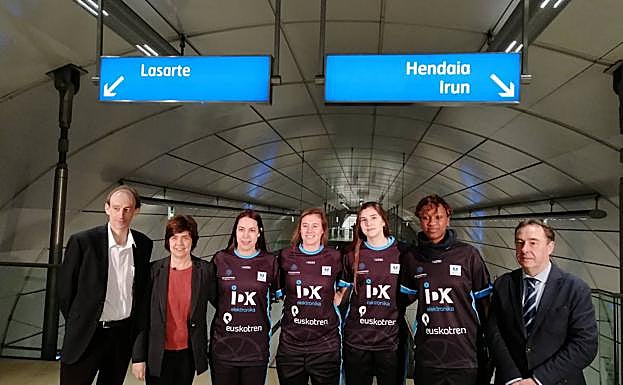Las jugadoras del IDK con la camiseta con el patrocinio de Euskotren en la estación de Topo de Intxaurrondo.