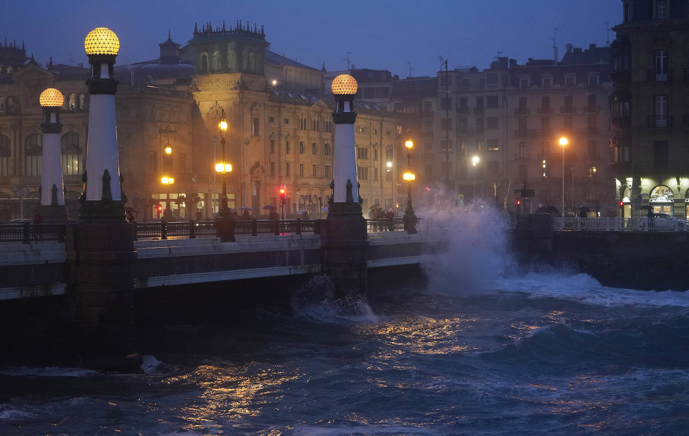 La costa guipuzcoana ha superado este martes el embate de mar sin daños significativos. El aviso se rebaja este miércoles a amarillo 