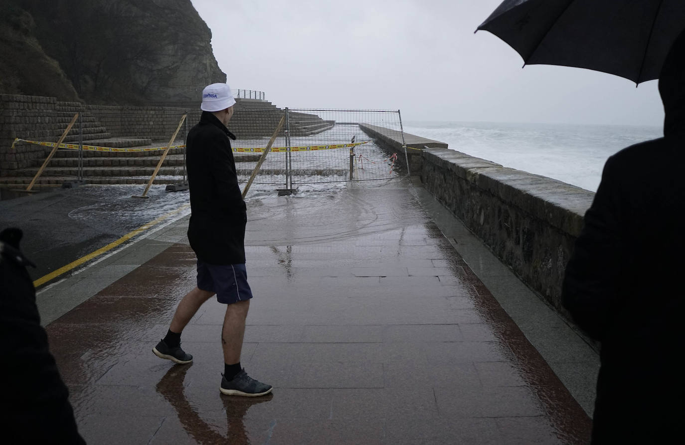 La costa guipuzcoana ha superado este martes el embate de mar sin daños significativos. El aviso se rebaja este miércoles a amarillo 