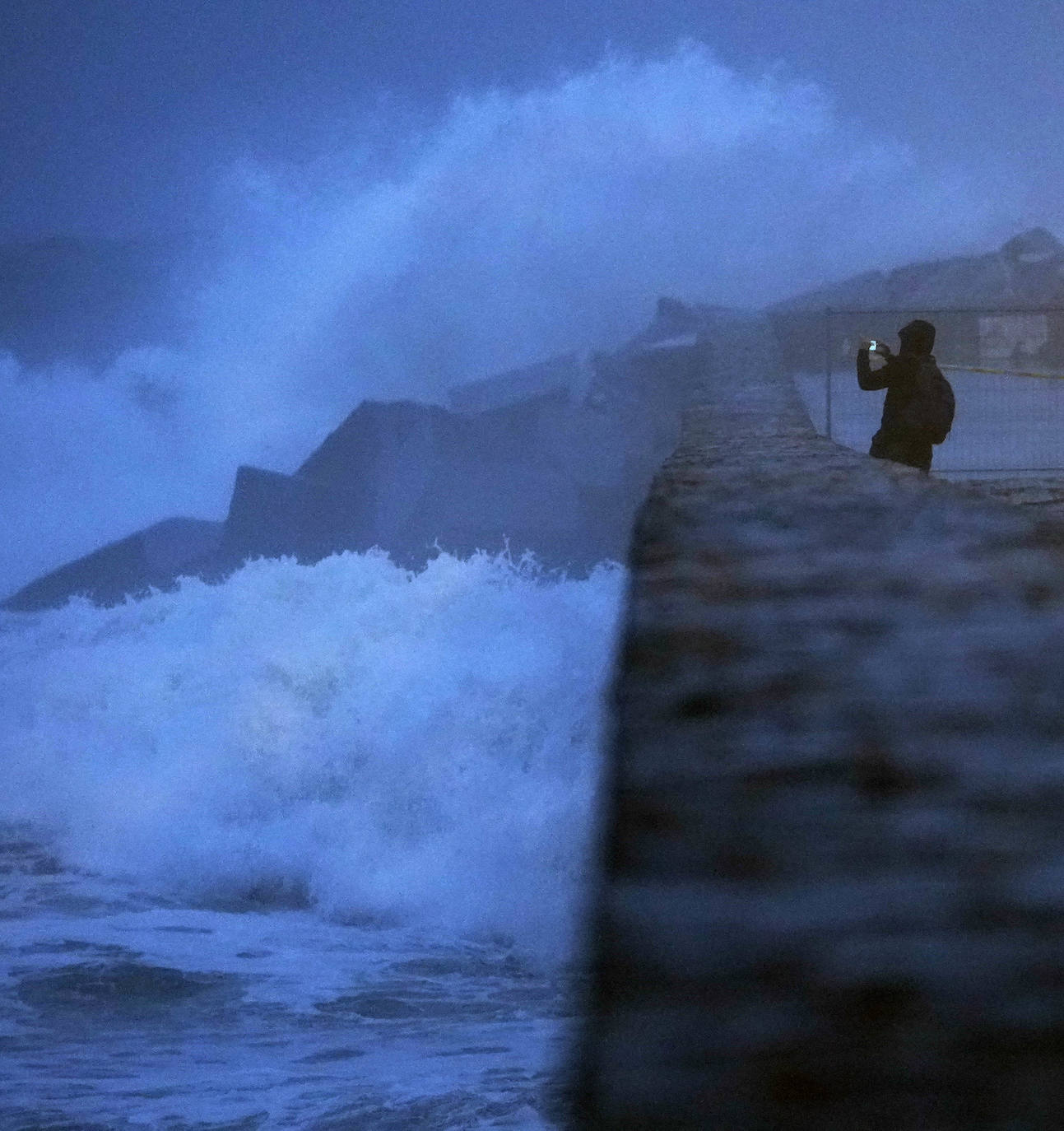 La costa guipuzcoana ha superado este martes el embate de mar sin daños significativos. El aviso se rebaja este miércoles a amarillo 