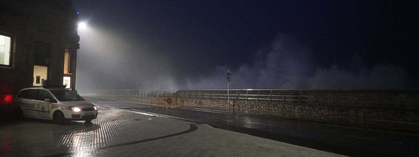 La costa guipuzcoana ha superado este martes el embate de mar sin daños significativos. El aviso se rebaja este miércoles a amarillo 