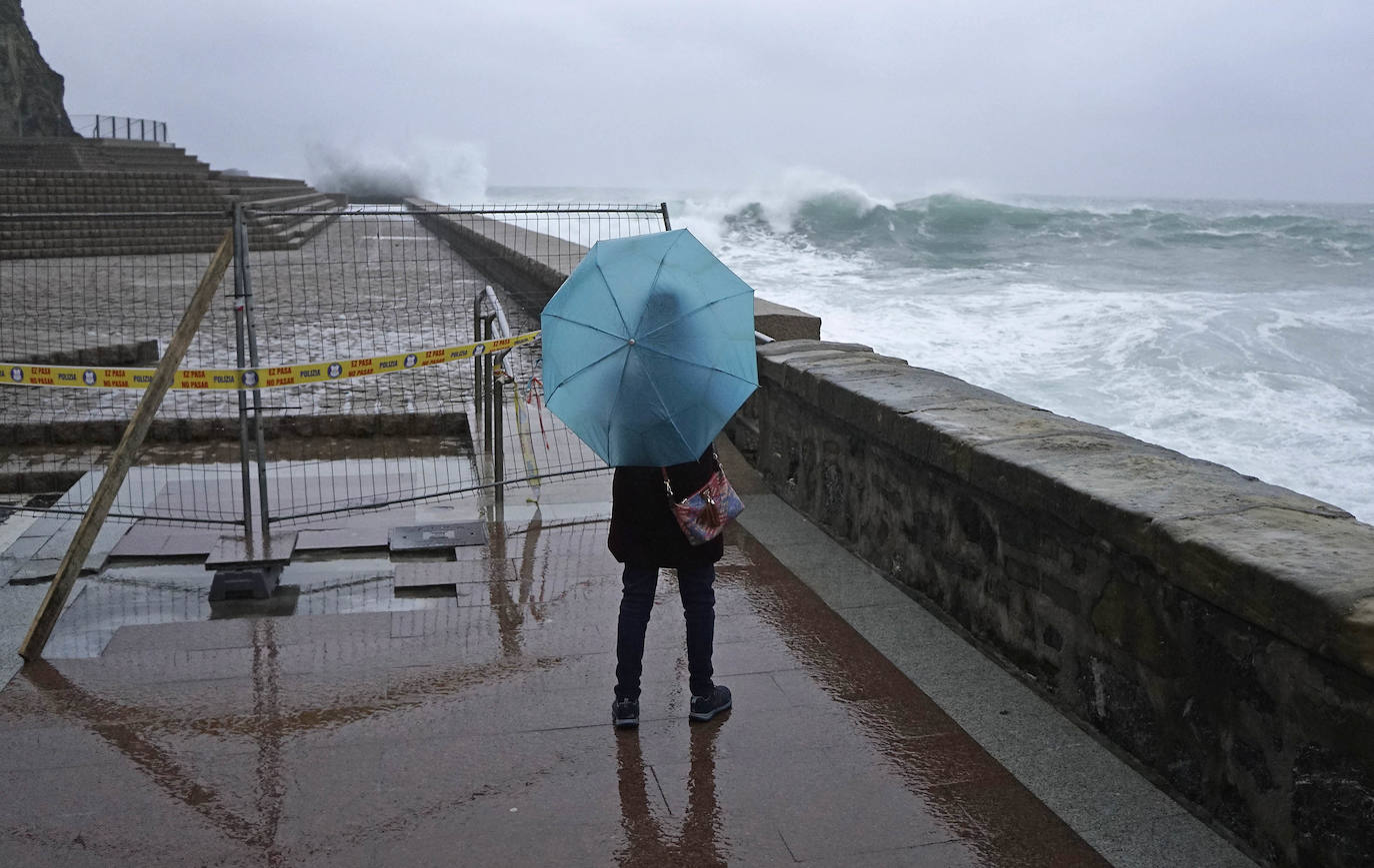 La costa guipuzcoana ha superado este martes el embate de mar sin daños significativos. El aviso se rebaja este miércoles a amarillo 