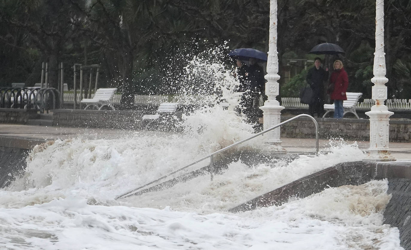 La costa guipuzcoana ha superado este martes el embate de mar sin daños significativos. El aviso se rebaja este miércoles a amarillo 