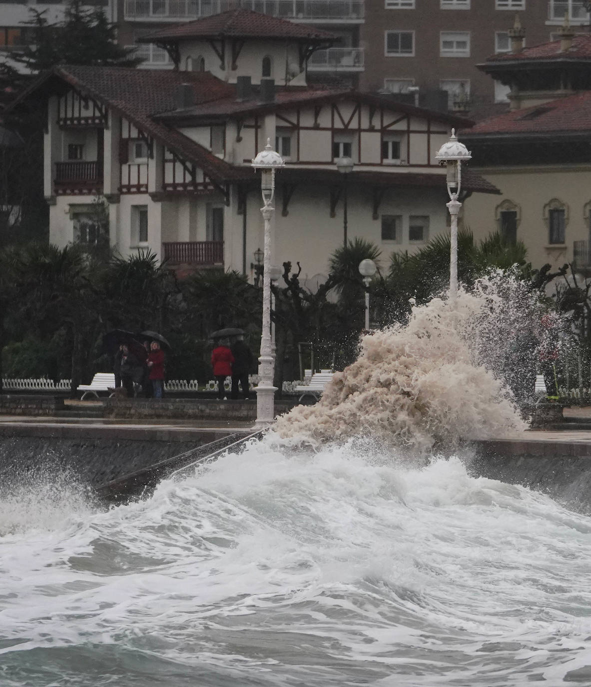 La costa guipuzcoana ha superado este martes el embate de mar sin daños significativos. El aviso se rebaja este miércoles a amarillo 