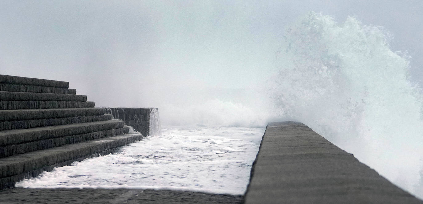 La costa guipuzcoana ha superado este martes el embate de mar sin daños significativos. El aviso se rebaja este miércoles a amarillo 