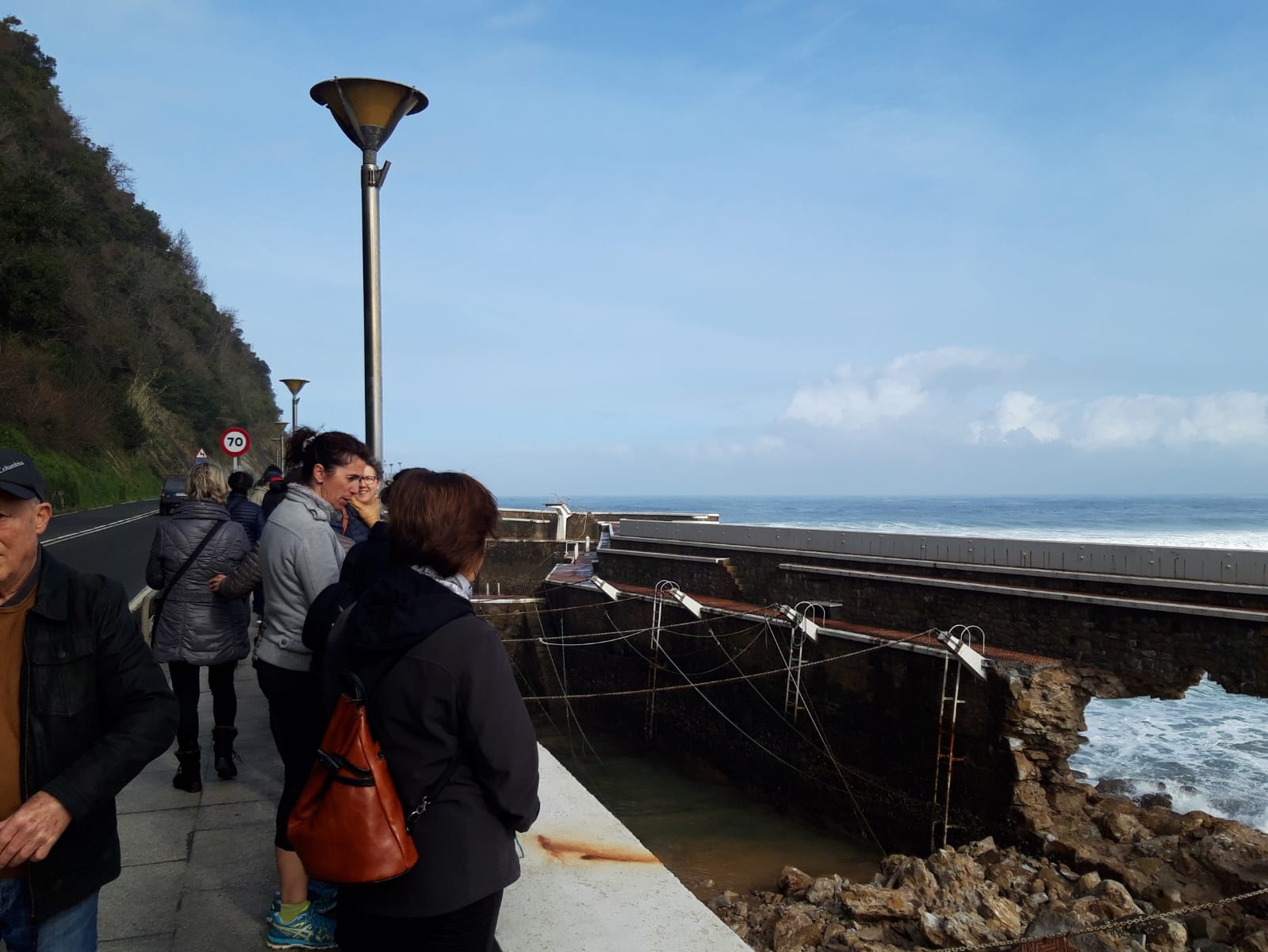 La fiereza con la que azotaban las paredes de agua que se levantaba provocaron que se abriera un agujero en el dique del puerto de la localidad costera.