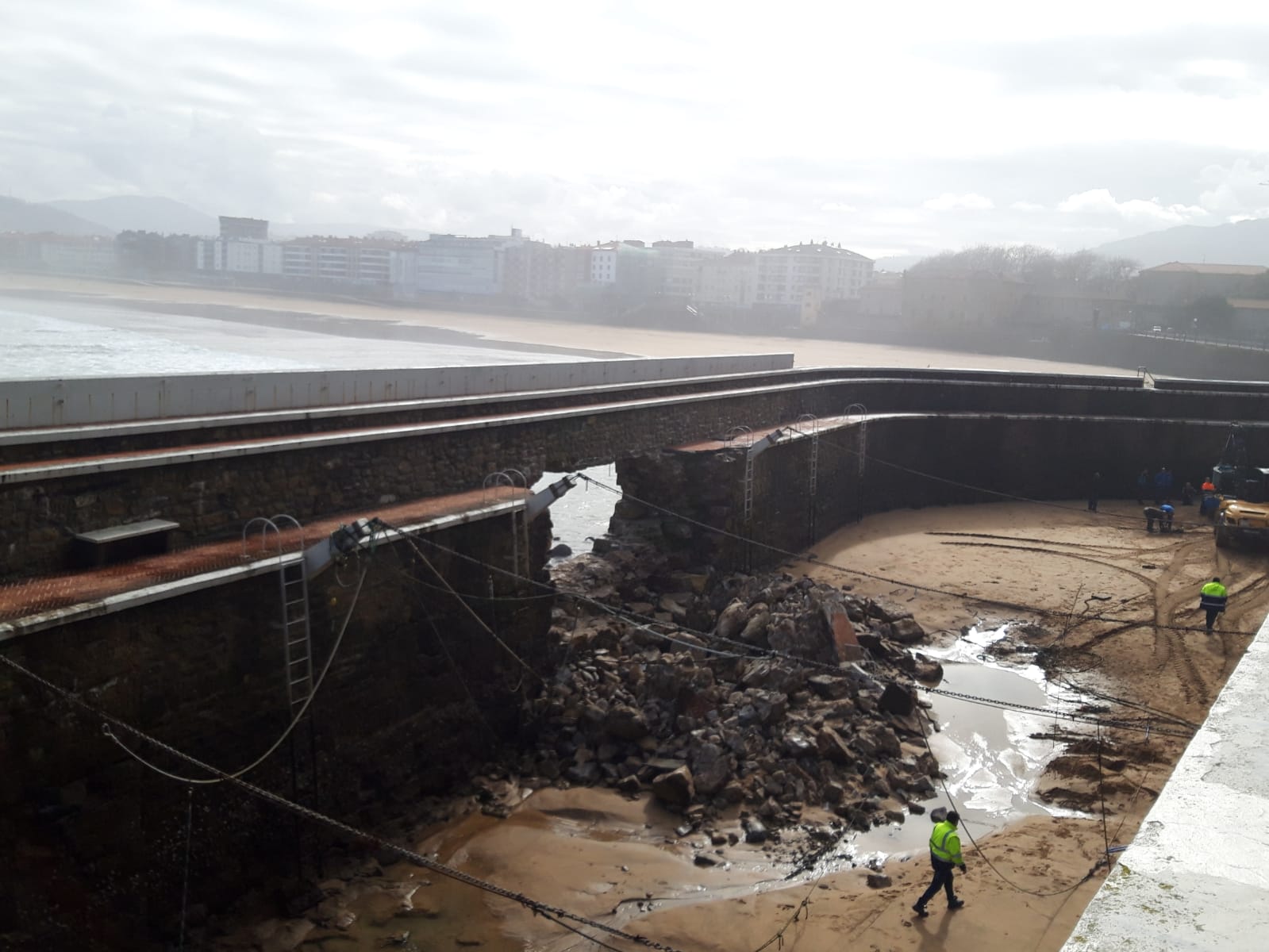 La fiereza con la que azotaban las paredes de agua que se levantaba provocaron que se abriera un agujero en el dique del puerto de la localidad costera.