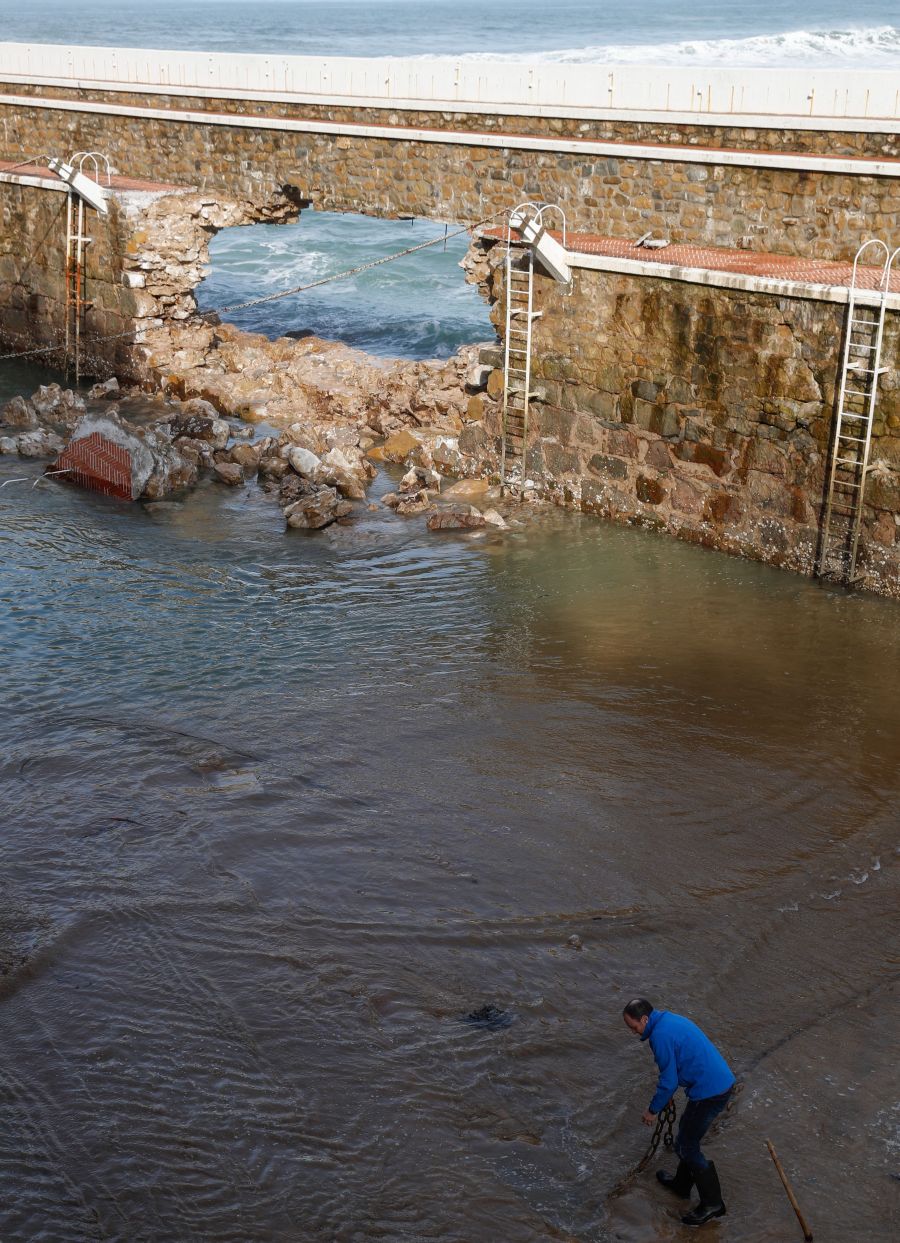 La fiereza con la que azotaban las paredes de agua que se levantaba provocaron que se abriera un agujero en el dique del puerto de la localidad costera.
