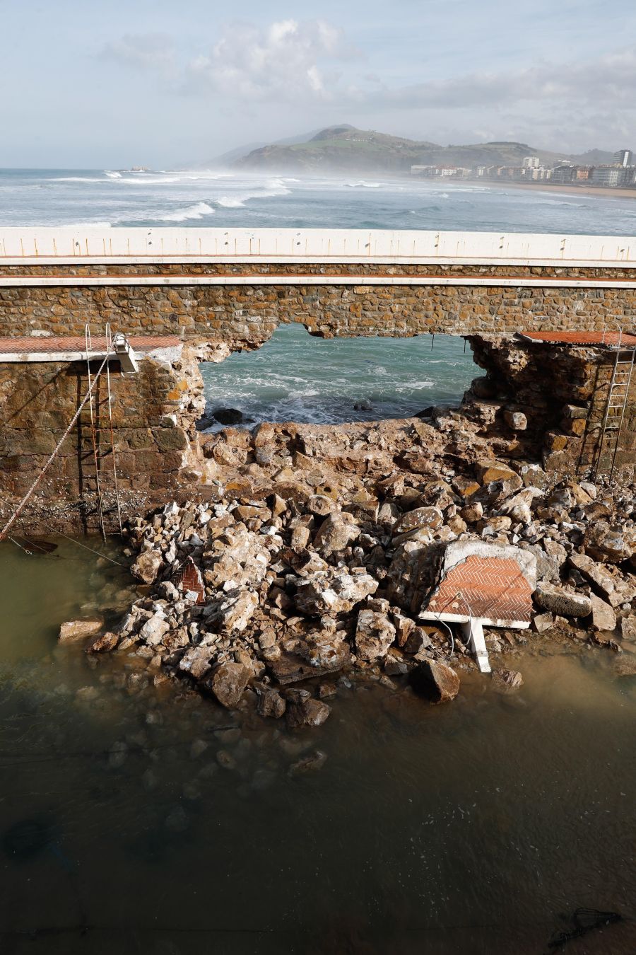 La fiereza con la que azotaban las paredes de agua que se levantaba provocaron que se abriera un agujero en el dique del puerto de la localidad costera.