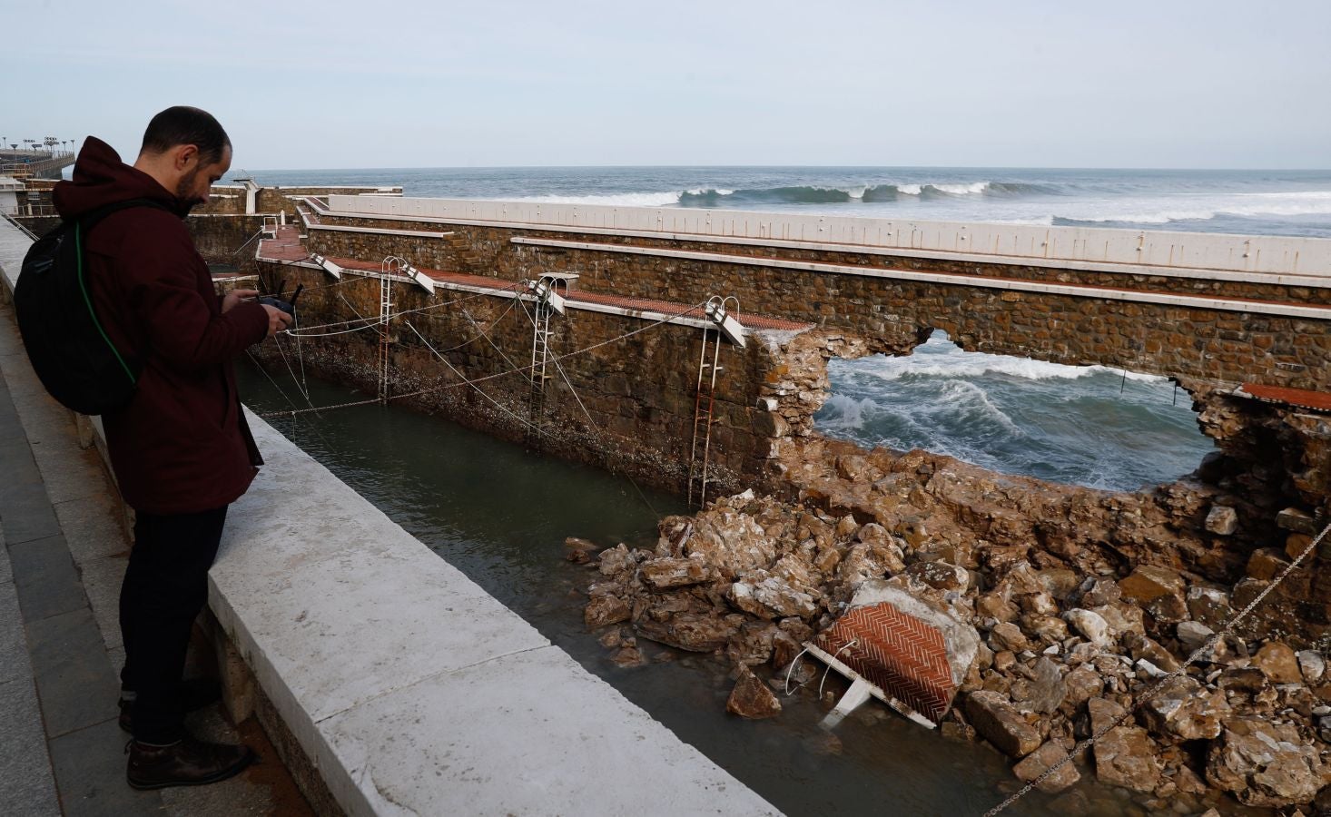 La fiereza con la que azotaban las paredes de agua que se levantaba provocaron que se abriera un agujero en el dique del puerto de la localidad costera.