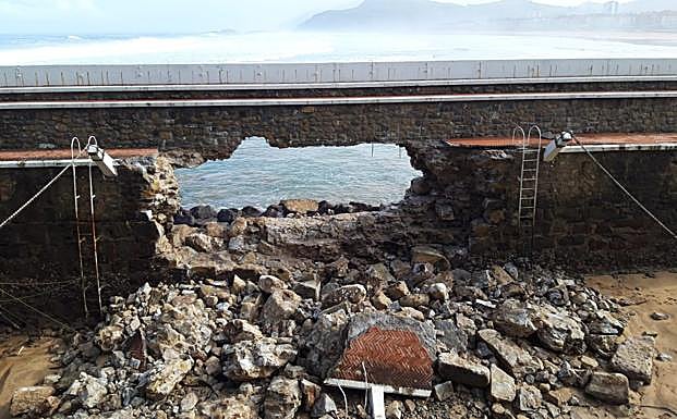 Imagen. Boquete en el dique del puerto de Zarautz.