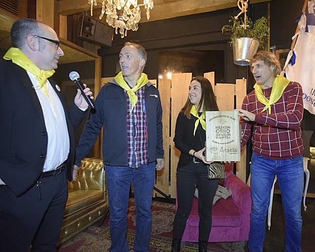 El entrenador de Orio Santi Zabaleta y la patrona Nadet Agirre, con Jon Martija y Julian Iantzi. 