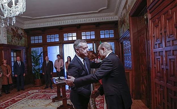 Imagen principal - Iñigo Urkullu saluda al exconsejero de Salud, Jon Darpón, después de que dimitiera por el escándalo de la OPE de Osakidetza. Los expertos del nuevo estatus necesitaron un año para presentar sus textos articulados, pero no alcanzararon un consenso global. El accidente ocurrido hace una semana en un vertedero de Zaldibar ha complicado el final de la legislatura al Ejecutivo vasco.