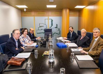 Imagen secundaria 1 - Iñigo Urkullu saluda al exconsejero de Salud, Jon Darpón, después de que dimitiera por el escándalo de la OPE de Osakidetza. Los expertos del nuevo estatus necesitaron un año para presentar sus textos articulados, pero no alcanzararon un consenso global. El accidente ocurrido hace una semana en un vertedero de Zaldibar ha complicado el final de la legislatura al Ejecutivo vasco.