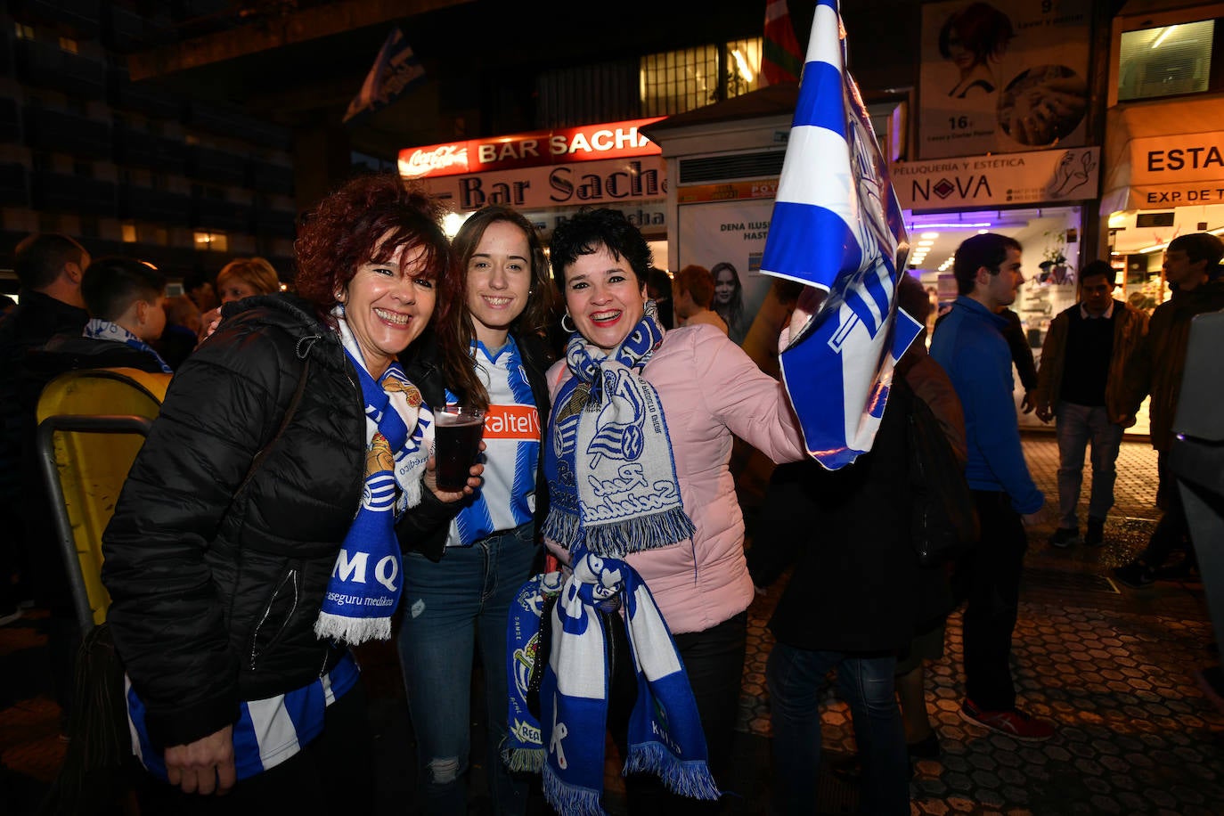 Fotos: Búscate entre las fotos de la afición txuri-urdin en el Real - Mirandés