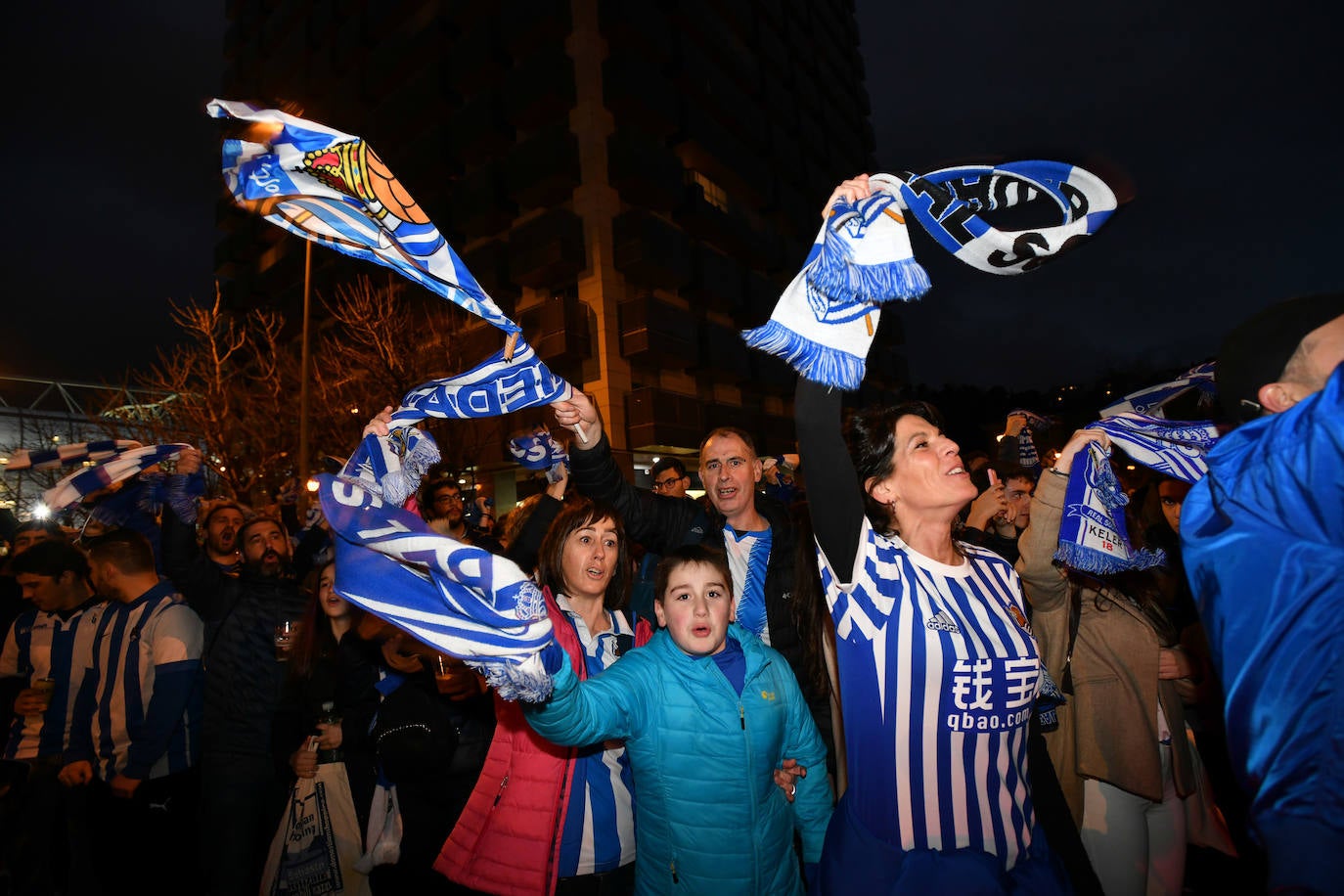 Fotos: Búscate entre las fotos de la afición txuri-urdin en el Real - Mirandés