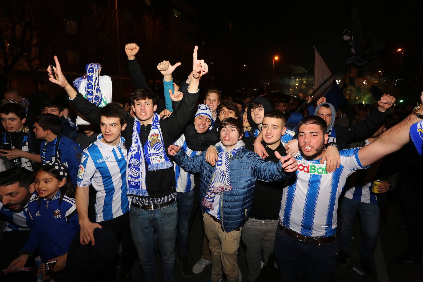 Fotos: Búscate entre las fotos de la afición txuri-urdin en el Real - Mirandés