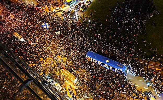 Imagen. Espectacular recibimiento al equipo antes del partido ante el Mirandés