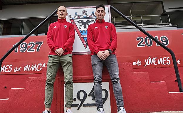 Guridi y Merquelanz posan delante de una de las escaleras de la grada de Anduva. 