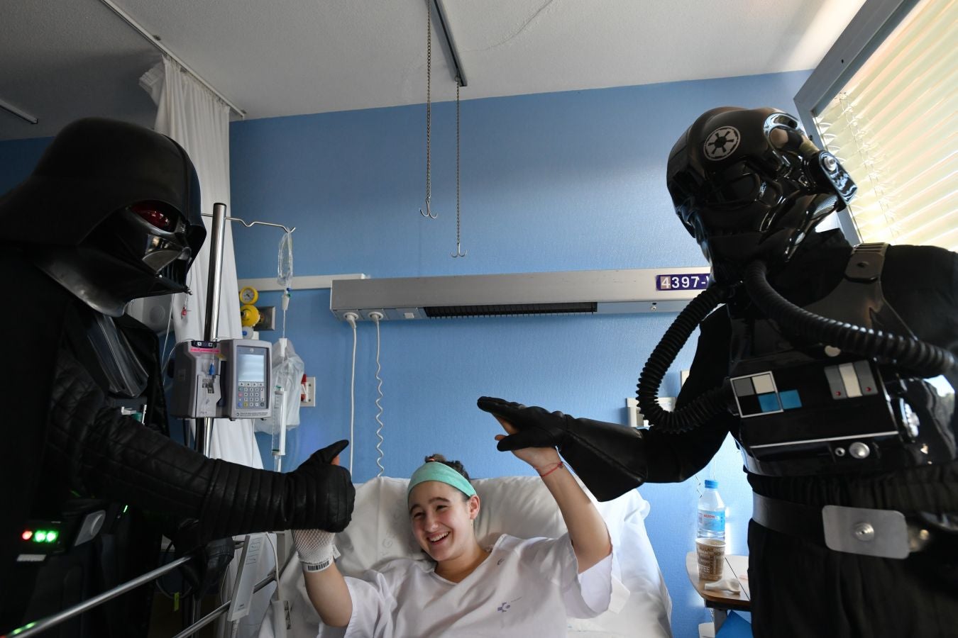 'La Legión 501' visita a los pacientes de la unidad de oncología pediátrica del Hospital Donostia