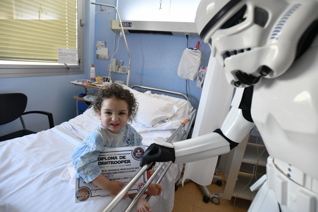 'La Legión 501' visita a los pacientes de la unidad de oncología pediátrica del Hospital Donostia