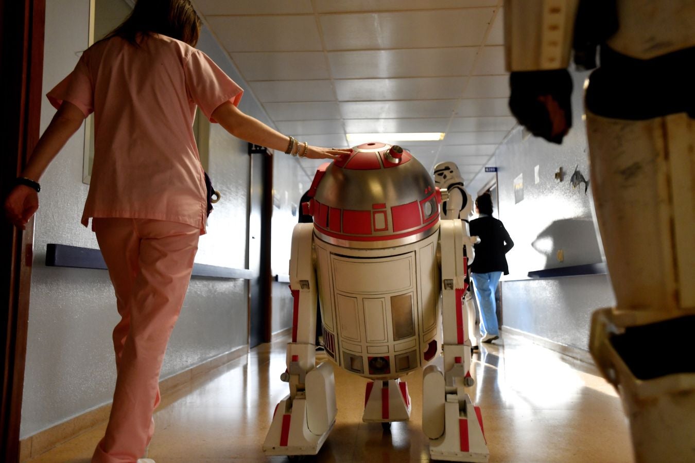 'La Legión 501' visita a los pacientes de la unidad de oncología pediátrica del Hospital Donostia