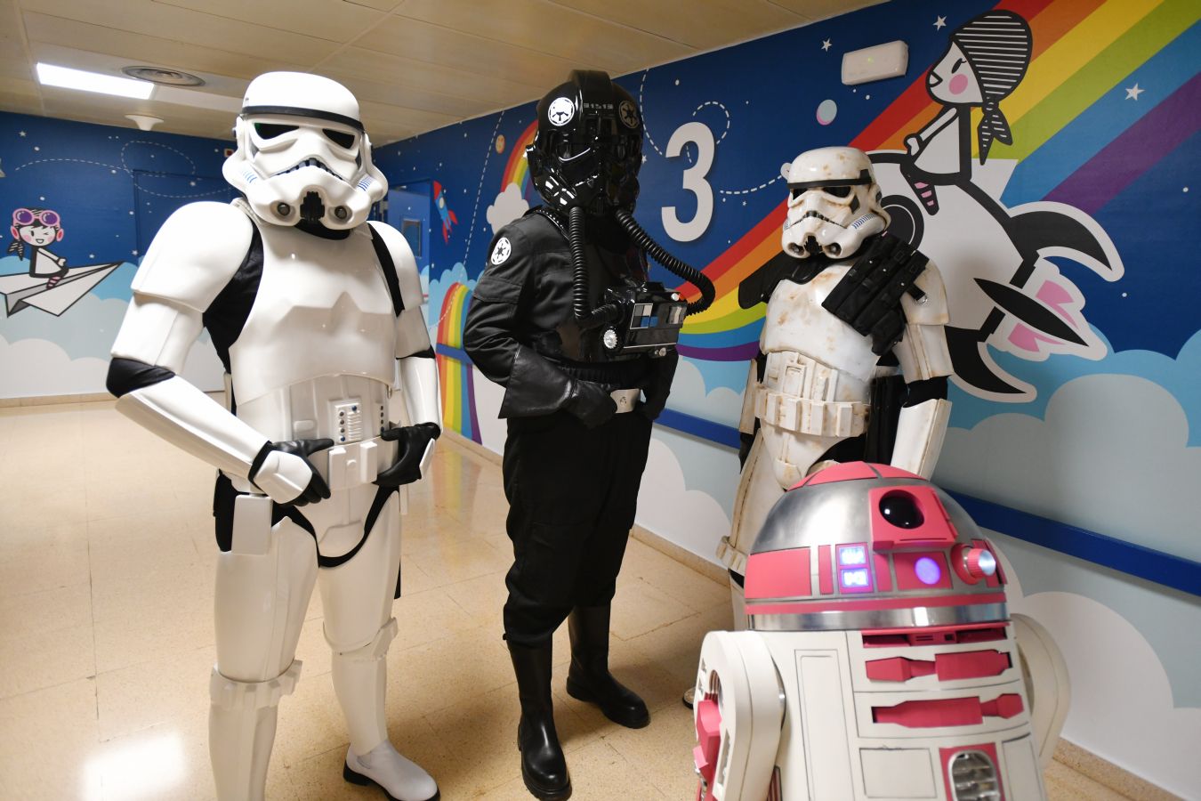 'La Legión 501' visita a los pacientes de la unidad de oncología pediátrica del Hospital Donostia