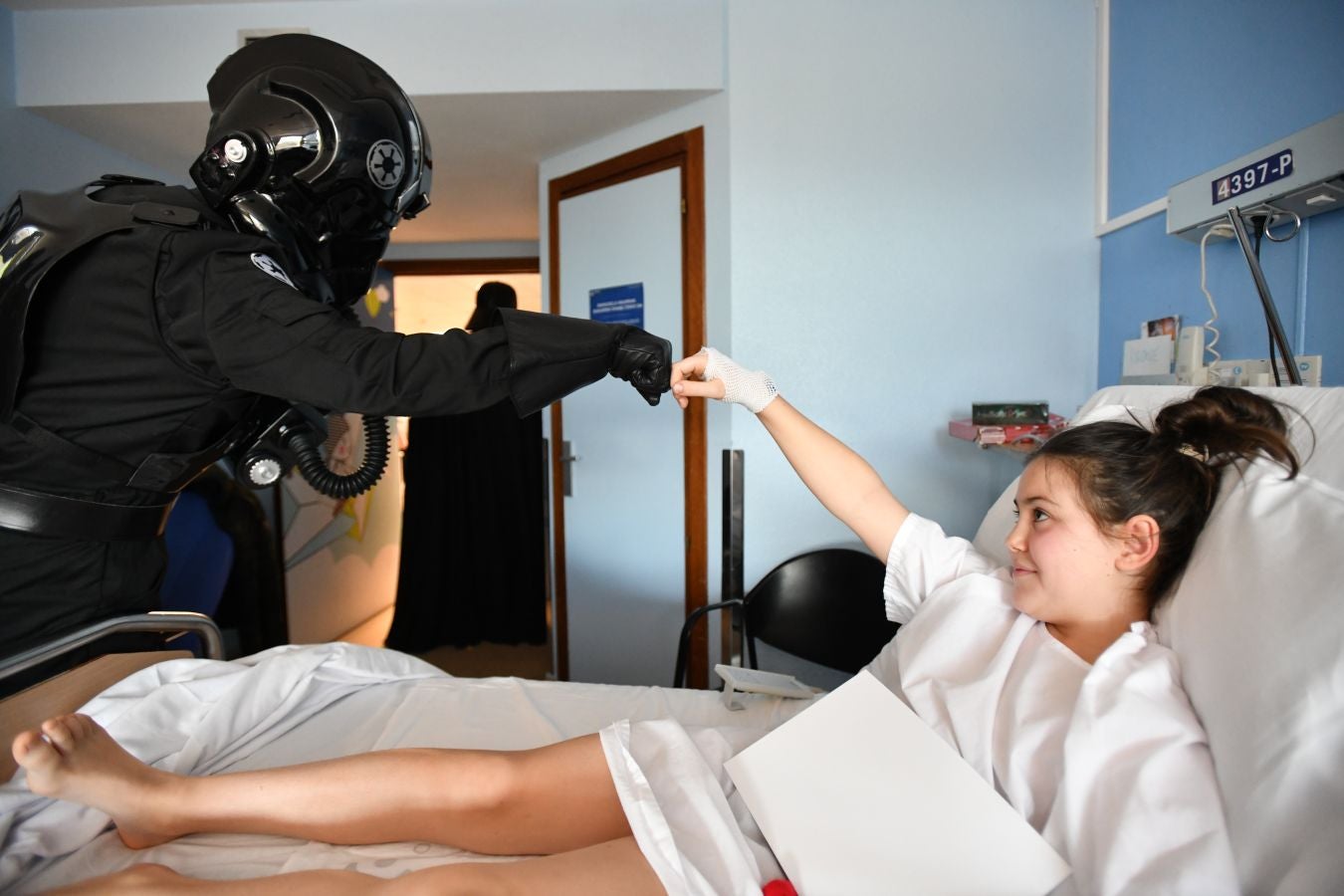 'La Legión 501' visita a los pacientes de la unidad de oncología pediátrica del Hospital Donostia