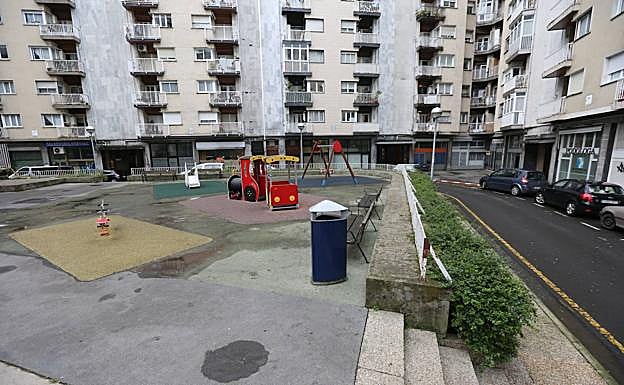 Imagen principal - El pavimento de los juegos infantiles será renovado y el proyecto resuelve los problemas de accesibilidad.