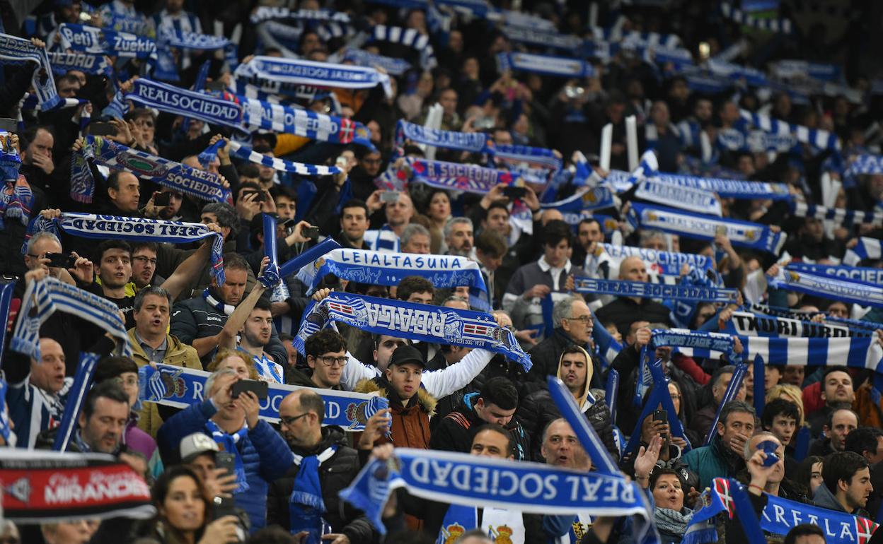 La afición anima a la Real con las bufandas en alto en el Reale Arena ante el Mirandés.