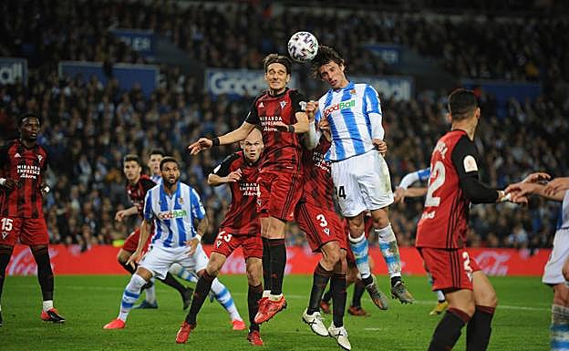 Le Normand remata en el área rival.