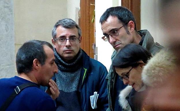 Pla, a la izquierda, junto a Julen Arzuaga, parlamentario de EH Bildu, en el Tribunal de París en noviembre.